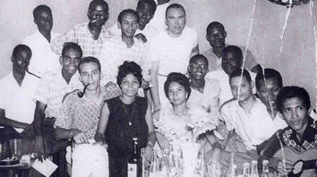 Artistes haïtiens réunis chez la mère de Frankétienne, au Bel-Air (septembre 1962). Au centre en T-shirt blanc : Frankétienne... en noir, l’homme à la pipe : Anthony Phelps..." Document Philippe Bernard, Saint-Malo, "Etonnants voyageurs"