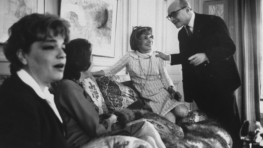 Hélène Gordon Lazareff et son mari Pierre chez eux en 1965 (avec au premier plan, la comédienne Simone Signoret).