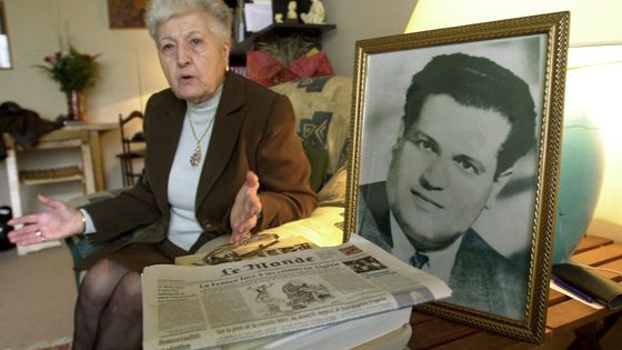 La veuve d'Ali Boumendjel en 2001 avec la photo de son mari disparu, dont l'assassinat en 1957 vient enfin d'être reconnu par la France ©AFP - Eric Feferberg / AFP