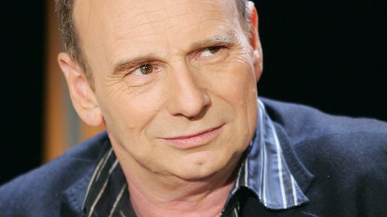 Le directeur des éditions Le Seuil-L'Olivier, Olivier Cohen, pose le 07 juin 2005 sur le plateau de l'émission littéraire de TF1 Vol de Nuit à Paris. ©AFP - PIERRE VERDY