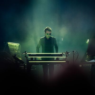 Jean-Michel Jarre jouant dans la Citadelle de Spandau en 2017 à Berlin (Stefan Hoederath/Redferns)