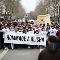"Hommage à Alisha" lors d'une marche blanche à la mémoire de la jeune fille de 14 ans, dont le corps a été retrouvé dans la Seine après avoir subi du harcèlement en ligne à l'école, à Argenteuil le 14 mars 2021.