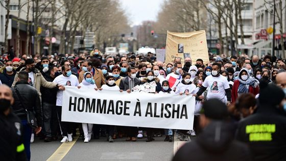 "Hommage à Alisha" lors d'une marche blanche à la mémoire de la jeune fille de 14 ans, dont le corps a été retrouvé dans la Seine après avoir subi du harcèlement en ligne à l'école, à Argenteuil le 14 mars 2021. ©AFP - © MARTIN BUREAU / AFP