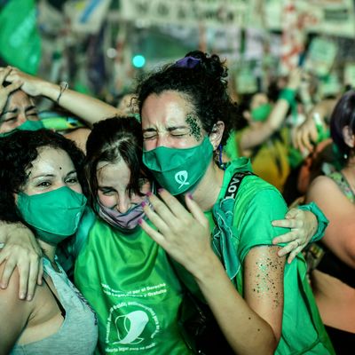 Les militants pro-choix font la fête après l'approbation par le Sénat d'un projet de loi visant à légaliser l'avortement en dehors du Congrès à Buenos Aires le 30 décembre 2020.