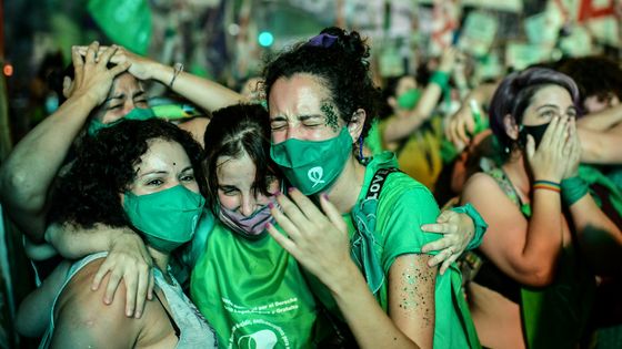 Les militants pro-choix font la fête après l'approbation par le Sénat d'un projet de loi visant à légaliser l'avortement en dehors du Congrès à Buenos Aires le 30 décembre 2020. ©AFP - RONALDO SCHEMIDT