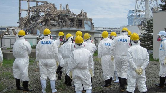 Des inspecteurs de l'Agence internationale de l'énergie atomique, dans la préfecture de Fukuchima en maai 2011 (photo de l"opérateur TEPCO) ©AFP - Handout / TEPCO / AFP