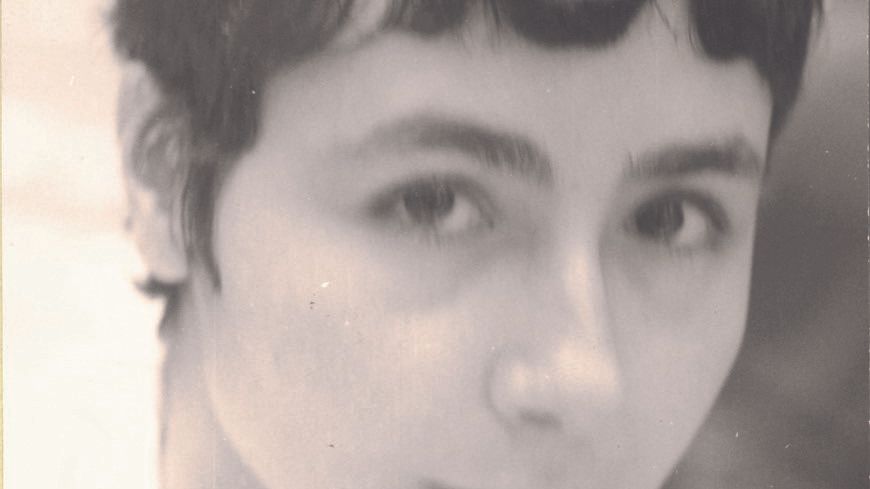 Leïla Sebbar, dans le Sud algérien, en 1967. Photo extraite du livre de Leïla Sebbar "Je ne parle pas la langue de mon père", publié aux éditions Bleu autour.