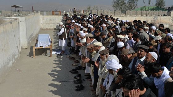 Funérailles mercredi 3 mars de l’une des trois femmes journalistes assassinées dans la ville de Jalalabad, à l’est de Kaboul, un meurtre revendiqué par la branche afghane de l’État islamique. ©AFP - NOORULLAH SHIRZADA / AFP