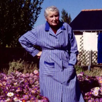 Victorine parmi ses fleurs, en 1997.