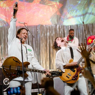 Win Butler et William Butler du groupe Arcade Fire se produisent au troisième bal annuel Krewe du Kanaval au Mahalia Jackson Theatre le 14 février 2020 à La Nouvelle-Orléans, Louisiane.