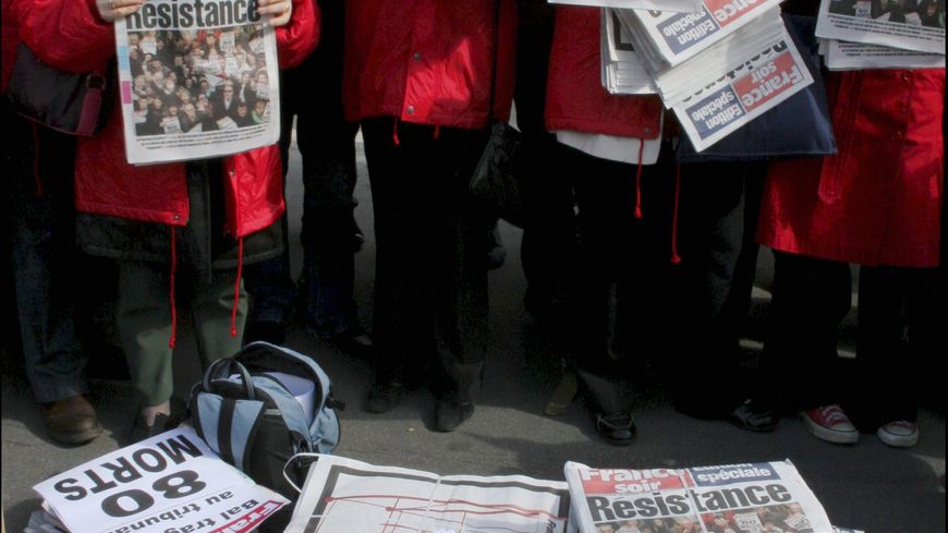 Manifestation de salariés de France Soir devant le ministère de la Culture en avril 2006 contre le rachat du titre et le licenciement de 80 personnes.