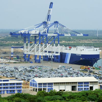 Vue générale de l'installation portuaire à Hambantota, le 10 février 2015..