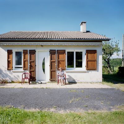 Odette devant sa maison