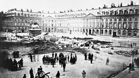 Après la destruction de la colonne Vendôme en mai 1871, à quelques dizaine de mètre du siège de la Banque de France, jamais investie par les révolutionnaires ©AFP
