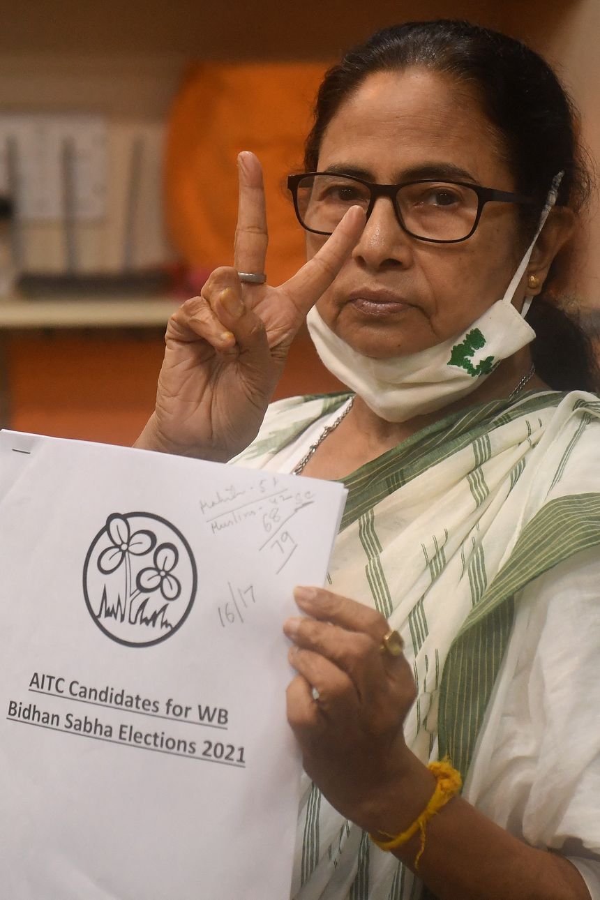 La ministre en chef du Bengale-Occidental, Mamata Banerjee, affiche un signe de victoire avec la liste des candidats aux élections au bureau du parti du Congrès de Trinamool ,avant les élections de l'État à Calcutta. le 5 mars 2021.