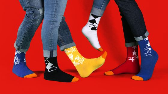 La marque Cruel Dilemme : des chaussettes dépareillées, unisexes et combinables : l'initiative de Nacer Ghemid - Elise Ortiou Campion