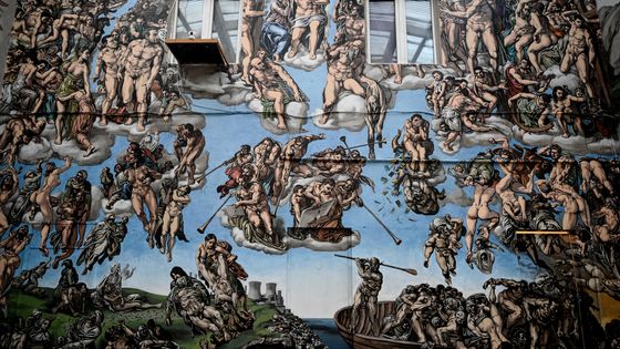 « Sistine chapel underground », fresque de l’artiste français Pascal Boyart, PBoy, connu comme un crypto-artiste ayant apposé des NFT sur certaines de ses œuvres. Photo prise le 6 décembre à Ivry-Sur-Seine. ©AFP - STEFANO RELLANDINI