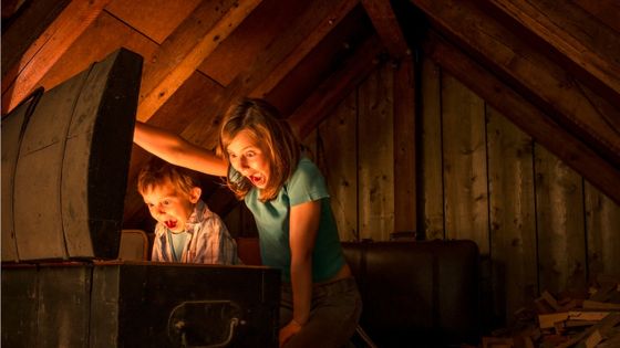 Des enfants devant un coffre ouvert ©Getty - Kemter