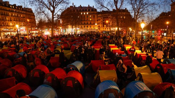 Un nouveau campement Place de la République à Paris à la faveur de la Nuit de la Solidarité (25/03/2021) ©AFP - Thomas Samson