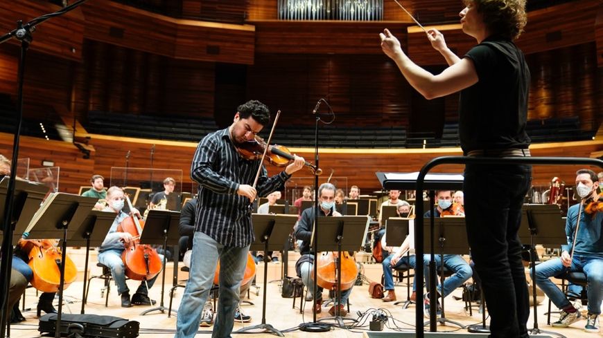 Auditorium RF mars 2021 : Sergey Khachatryan, violon & Le chef Santtu-Matias Rouvali (g. à d.)