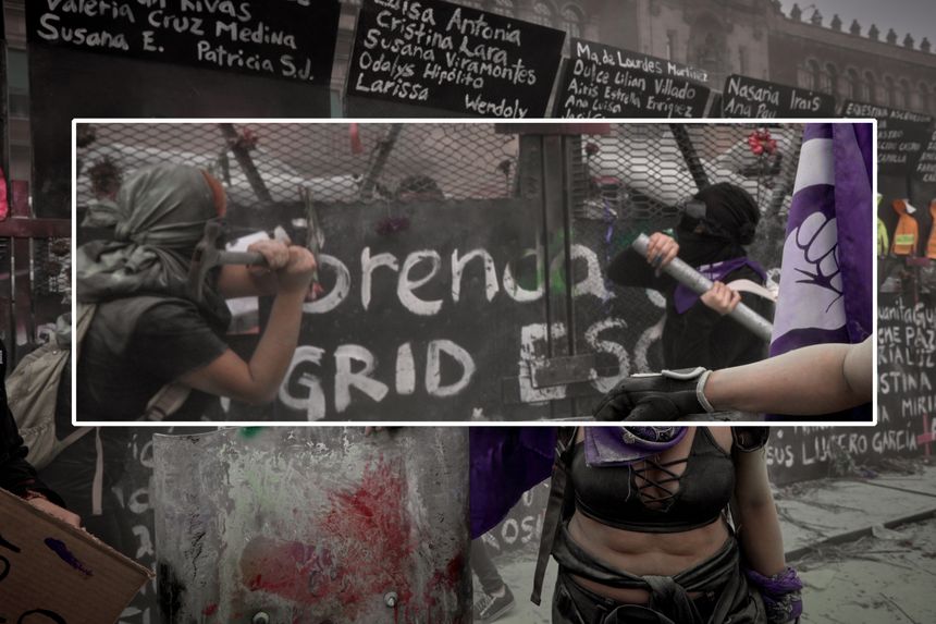 En arrière-plan, deux femmes en colère s’en prennent à la palissade à coup de marteau et de barre de fer.