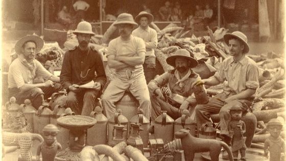 Benin City en 1897, des officiers britanniques posent au milieu de leurs "trophées". - Wikicommons