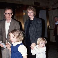 Woody Allen et Mia Farrow avec leurs enfants Dylan Farrow (7 ans) et Ronan Farrow (4 ans) en 1992