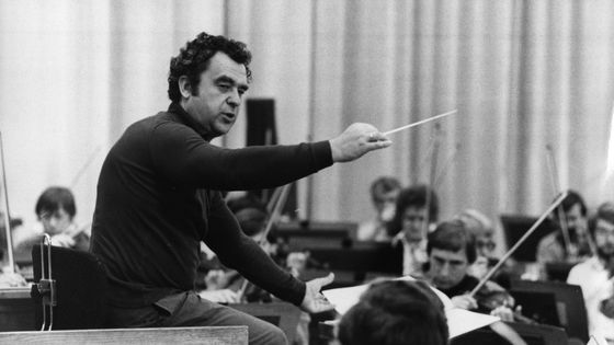 Le violoniste et chef d'orchestre Walter Weller en répétition avec le Royal Philharmonic Orchestra, le 19 septembre 1980 ©Getty - Central Pres