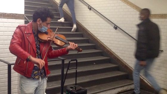 Nadhem, Tunisien et étudiant au conservatoire, gagne sa vie en jouant dans le métro. ©Radio France - Louis-Valentin Lopez