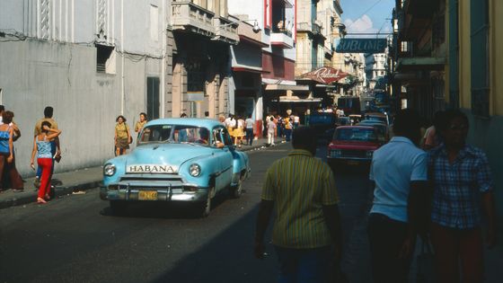 Une rue de La Havane dans les années 1970 ©Getty - Walter Rudolph/United Archives/Universal Images Group