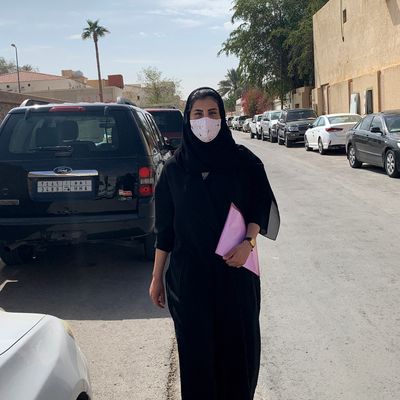 Loujain al-Hathloul en train de se rendre à la cour de sûreté de l'État dans la capitale saoudienne, Riyad, le 2 mars 2021.