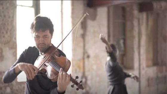 Lawrence Power et la danseuse Sharia Johnson interprètent la Chaconne de Bach