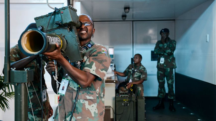 Un militaire sud-africain teste un système de lancement de missile ultra court en 2014. L'Afrique du Sud qui développe de plus en plus sa propre industrie d'armement.