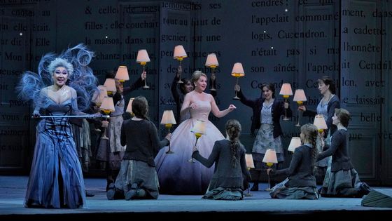 Massenet, Cendrillon – direction musicale Bertrand de Billy, mise en scène Laurent Pelly : Joyce DiDonato (Cendrillon), Kathleen Kim (La Fée), et Les Elfes - Photo by Ken Howard / Met Opera, New York 2018