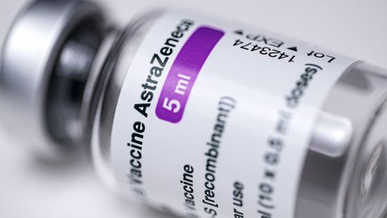 Photo prise à Paris le 11 mars 2021 d’un flacon de vaccin AstraZeneca. ©AFP - JOEL SAGET