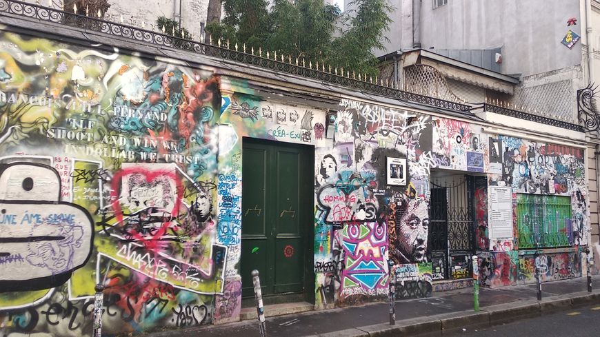 La façade entièrement taguée du 5 bis