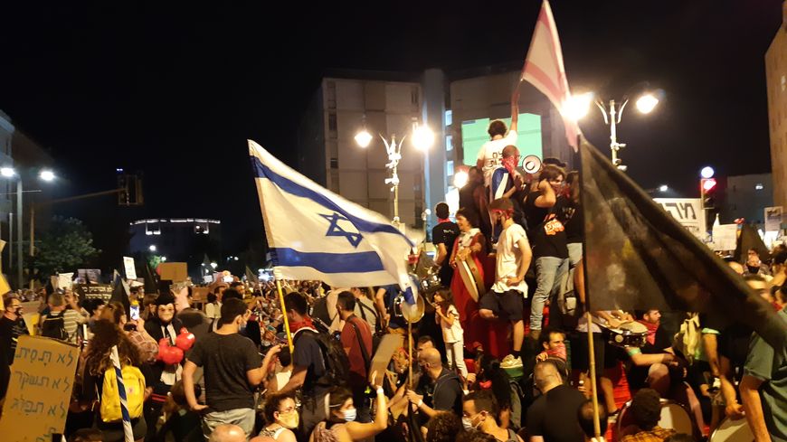 Manifestants anti-Netanyahou près de sa résidence officielle à Jérusalem