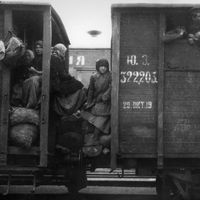 Vers 1920 en Russie, des femmes mendient de la nourriture dans un train durant la guerre civile après la révolution des bolcheviks.