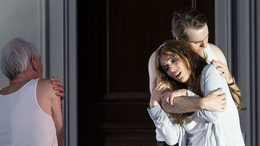 Gounod, Faust – mise en scène Tobias Kratzer, direction musicale Lorenzo Viotti : Jean-Yves Chilot (Faust âgé), Ermonela Jaho (Marguerite) et Benjamin Bernheim (Faust)