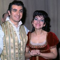 Franco Corelli aux côtés de Maria Callas dans les coulisses du Metropolitan Opera lors d'une représentation de Tosca en 1965