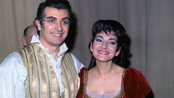 Franco Corelli aux côtés de Maria Callas dans les coulisses du Metropolitan Opera lors d'une représentation de Tosca en 1965 ©Getty - Bettmann / Contributeur