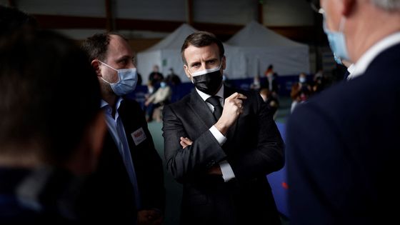 Emmanuel Macron en visite dans un centre de vaccination (Valenciennes, 23 mars 2021) ©AFP - Yoan VALAT