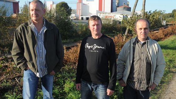 Pascal, Laurent et Claude, lanceurs d'alerte, devant leur usine en 2014. ©Radio France - Fred Tanneau