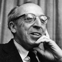 Le compositeur américain Aaron Aaron Copland (1900 - 1990).