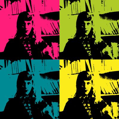 Portrait de Sylvia Plath devant sa bibliothèque