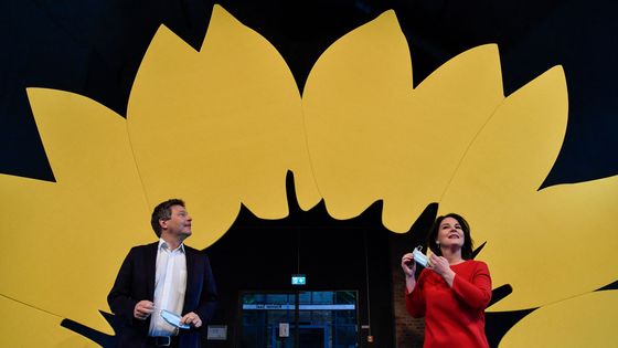A Berlin, le 19 mars 2021, les dirigeants du parti des Verts, Annalena Baerbock et Robert Habeck, présentent le projet de programme électoral de leur parti en vue des élections générales allemandes. ©AFP - JOHN MACDOUGALL