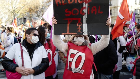 Manifestation le 15 décembre 2020 devant le ministère de la Santé pour demander l'extension de la revalorisation mensuelle de 183 euros/mois au personnel du médico-social. Ce qui a depuis été accordé et sera financé par le déficit de la Sécu ©AFP - Ludovic Marin