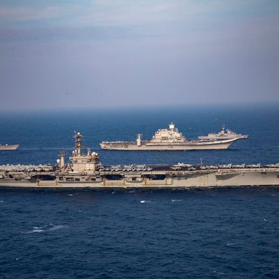 Photo prise et publiée par la marine indienne le 17 novembre 2020, montre un navire participant à la deuxième phase de l'exercice naval Malabar en mer d'Arabie.