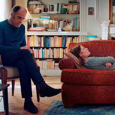 Philippe Dayan (Frédéric Pierrot) et Ariane (Mélanie Thierry) dans la série « En thérapie », d’Olivier Nakache et Eric Toledano. (LES FILMS DU POISSON)