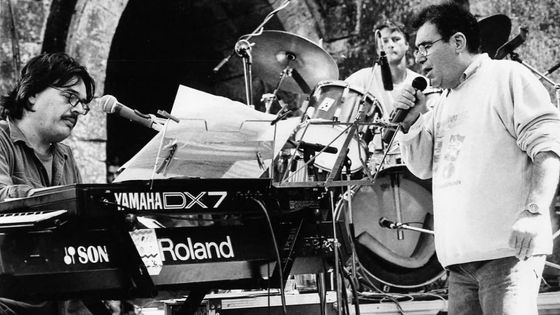 Bernard Lubat en concert avec Claude Nougaro en 1990 à Uzeste ©Maxppp - DESTHOMAS RENE / SUD OUEST